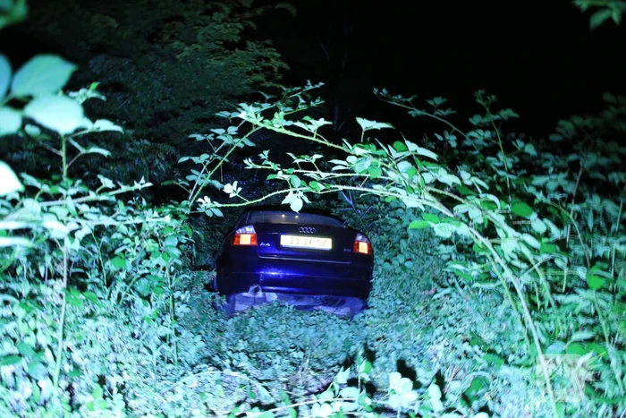 Auto raast met grote snelheid van de snelweg af