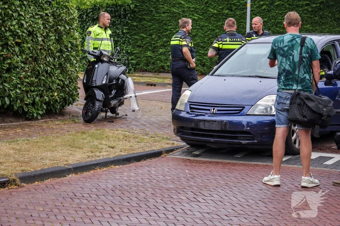 Twee gewonden na botsing met auto