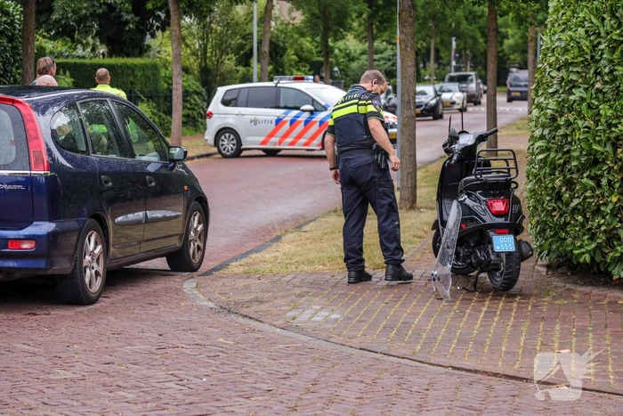 Twee gewonden na botsing met auto