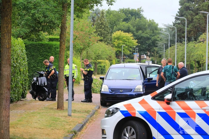 Twee gewonden na botsing met auto
