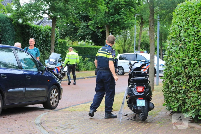 Twee gewonden na botsing met auto