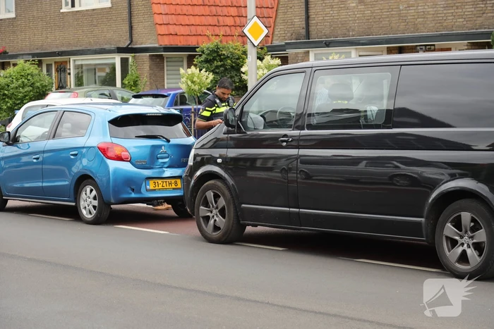 Twee auto's botsen