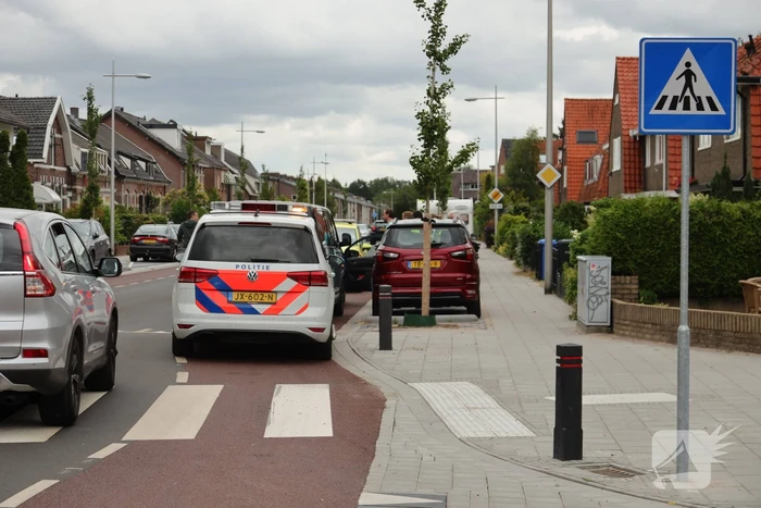 Twee auto's botsen