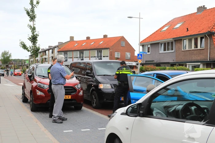 Twee auto's botsen