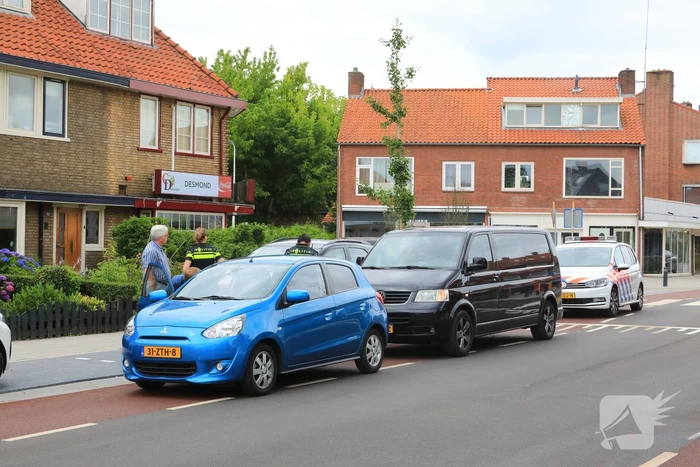 Twee auto's botsen