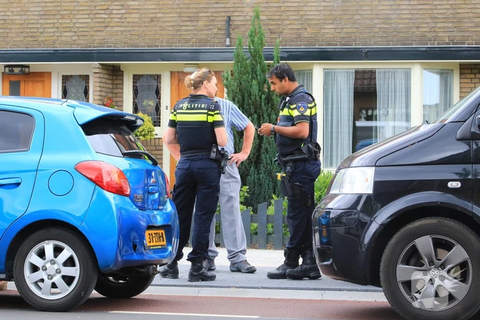Twee auto's botsen