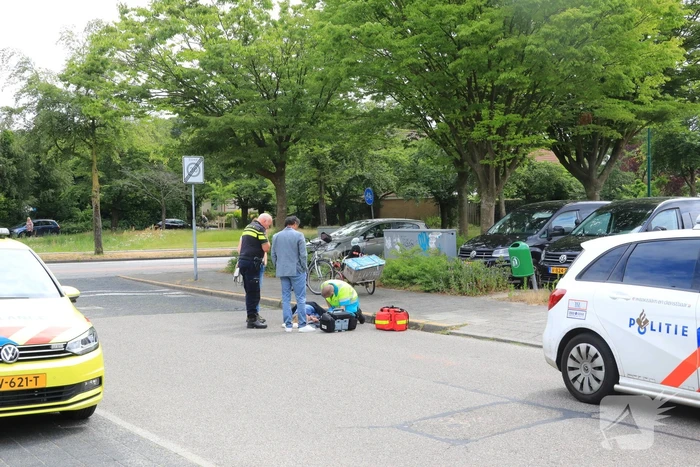 Vrouw op driewieler kantelt