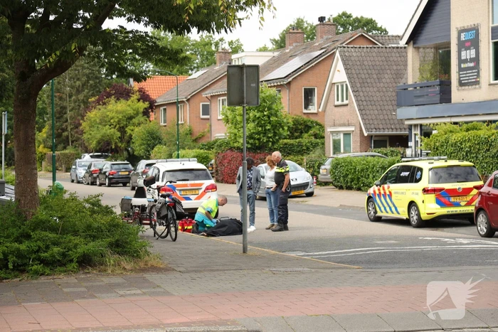 Vrouw op driewieler kantelt