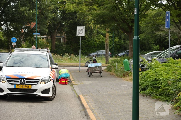 Vrouw op driewieler kantelt