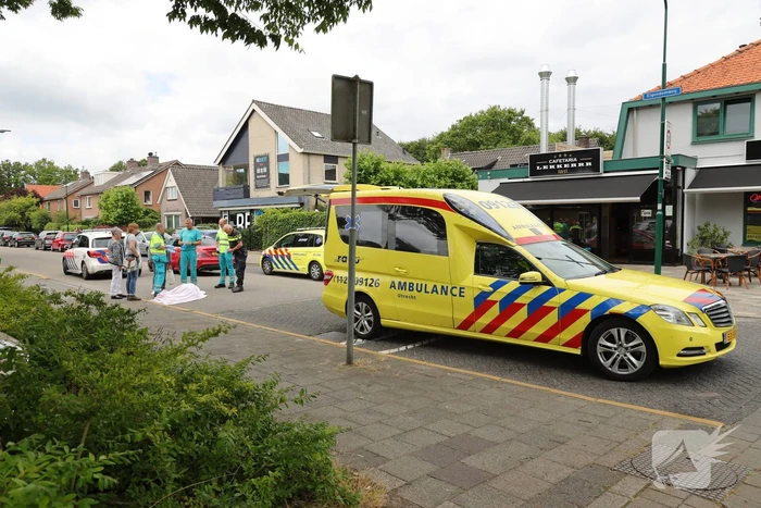 Vrouw op driewieler kantelt