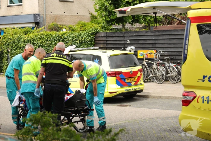 Vrouw op driewieler kantelt