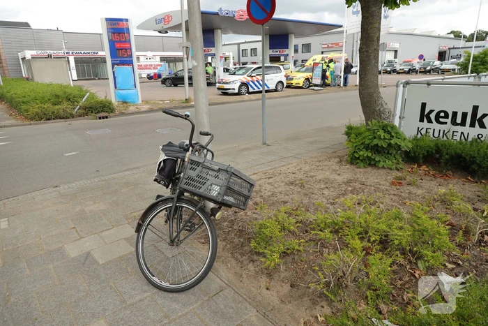 Bestelwagen botst op fietsster