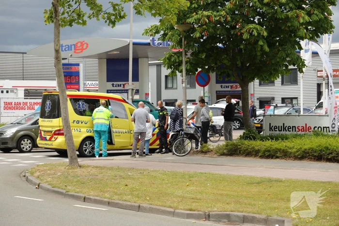 Bestelwagen botst op fietsster