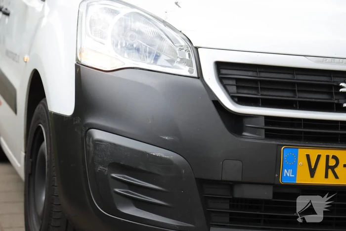 Bestelwagen botst op fietsster