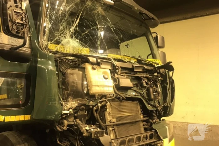 Botlektunnel dicht na ernstig ongeval met vrachtwagens