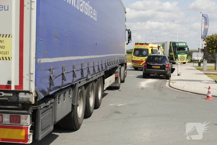Twee inzittenden gewond na aanrijding met vrachtwagen