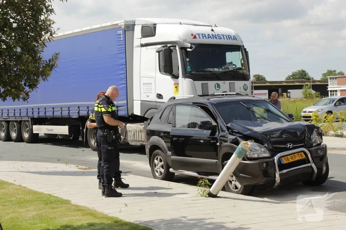 Twee inzittenden gewond na aanrijding met vrachtwagen