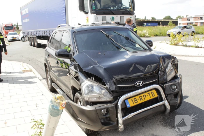 Twee inzittenden gewond na aanrijding met vrachtwagen