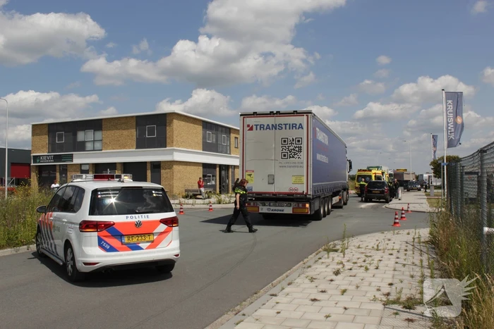 Twee inzittenden gewond na aanrijding met vrachtwagen