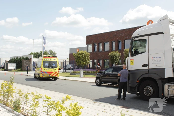 Twee inzittenden gewond na aanrijding met vrachtwagen