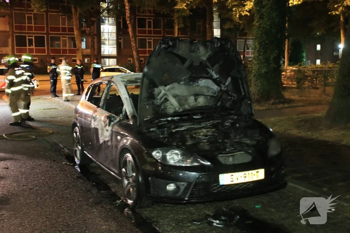 Auto brandt uit door mogelijke brandstichting