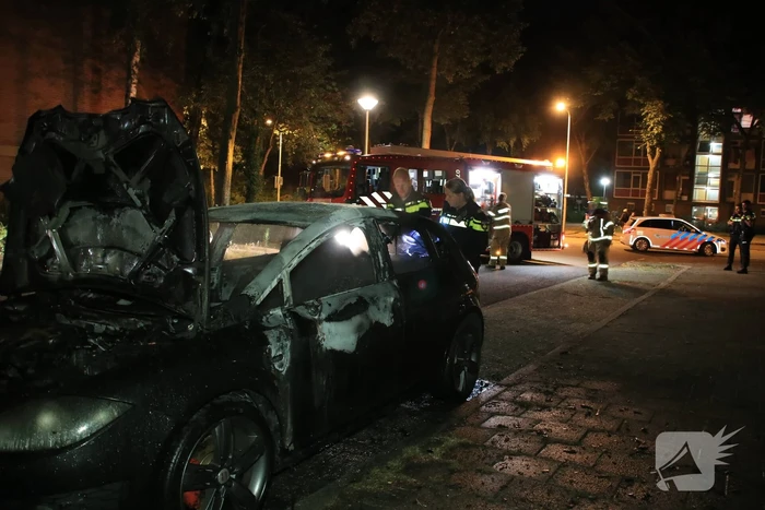 Auto brandt uit door mogelijke brandstichting