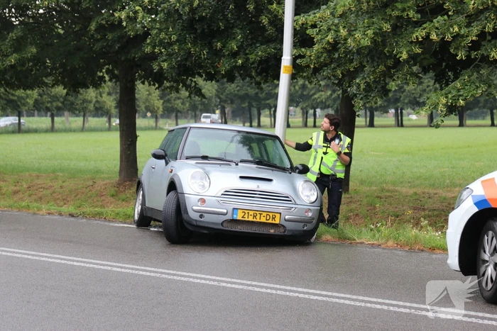 Auto in de slip en ramt lantaarnpaal