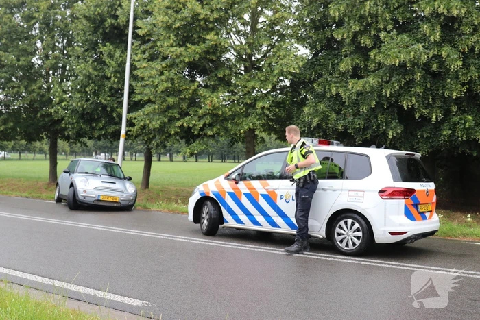 Auto in de slip en ramt lantaarnpaal