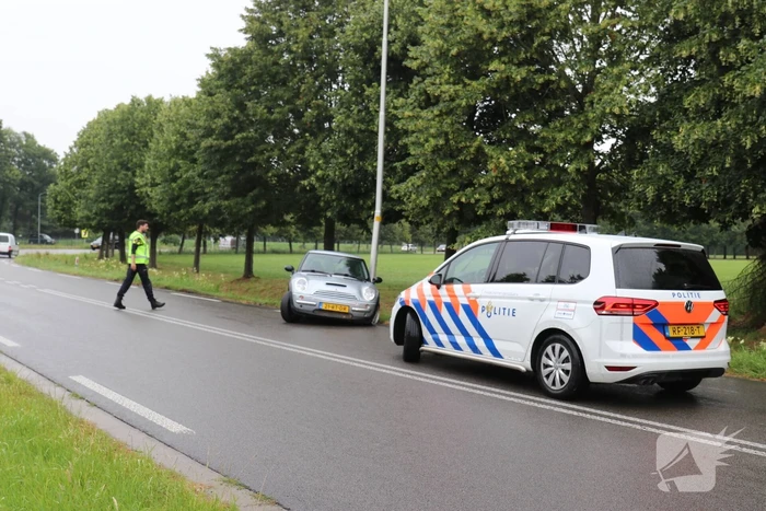 Auto in de slip en ramt lantaarnpaal