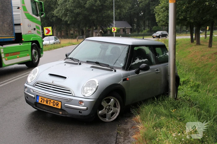 Auto in de slip en ramt lantaarnpaal