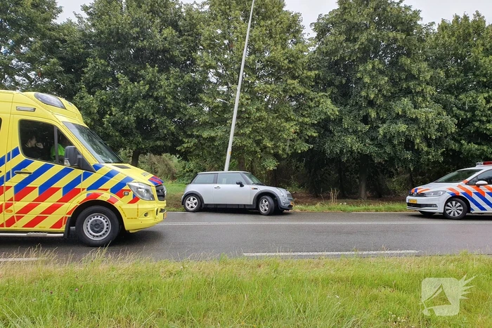 Auto in de slip en ramt lantaarnpaal