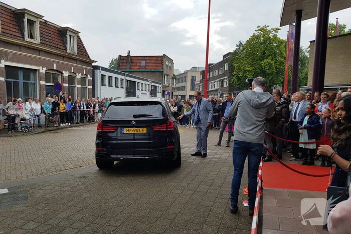 Veel bekijks bij stoet luxe wagens