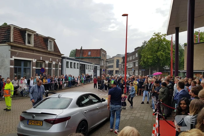 Veel bekijks bij stoet luxe wagens