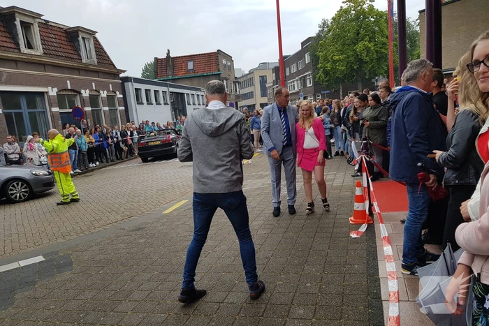 Veel bekijks bij stoet luxe wagens