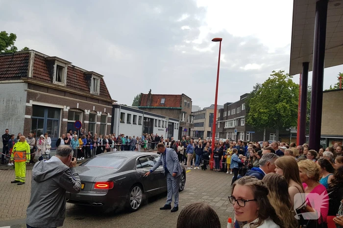 Veel bekijks bij stoet luxe wagens
