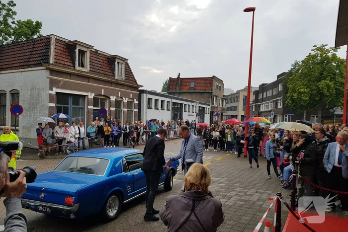 Veel bekijks bij stoet luxe wagens