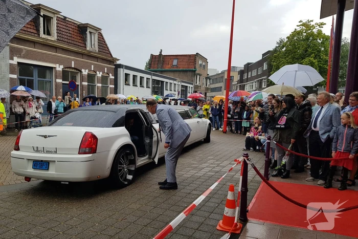 Veel bekijks bij stoet luxe wagens