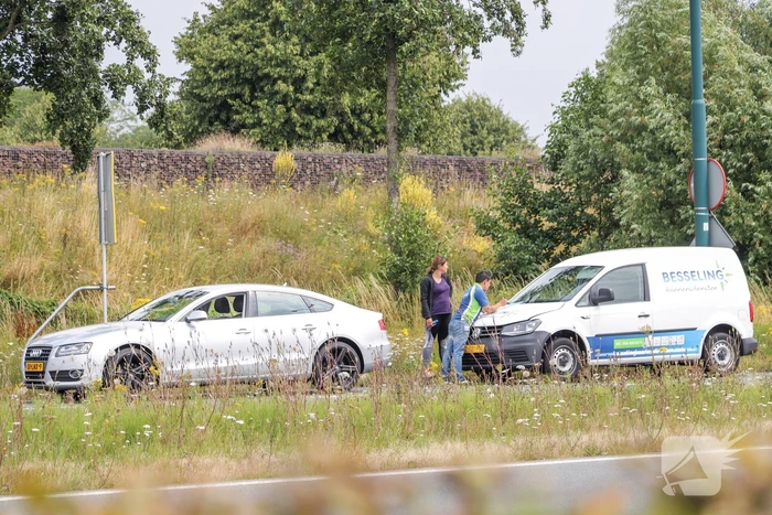 Bestelwagen botst met auto