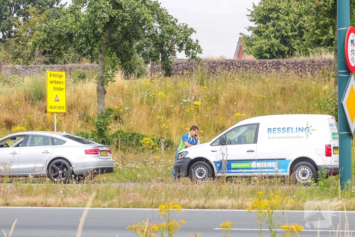 Bestelwagen botst met auto