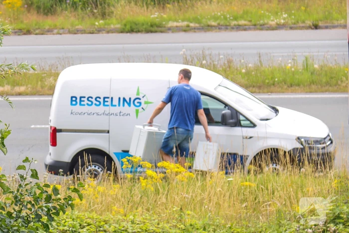 Bestelwagen botst met auto