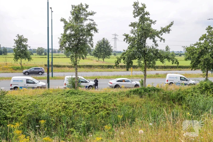 Bestelwagen botst met auto