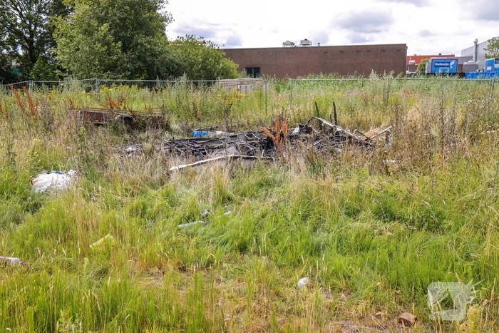 Caravan op braakliggend terrein afgebrand