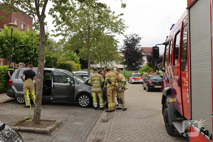 Bestuurder blust brand eigen auto