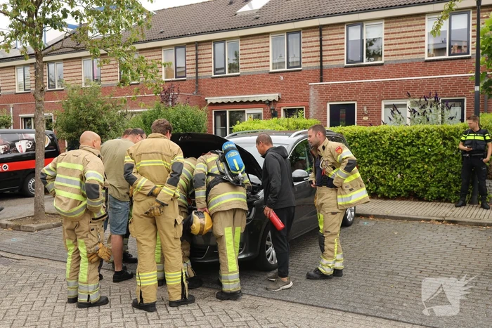 Bestuurder blust brand eigen auto