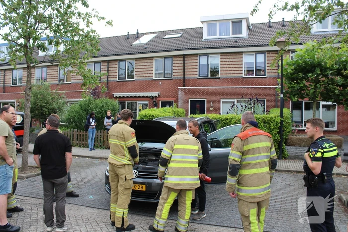 Bestuurder blust brand eigen auto