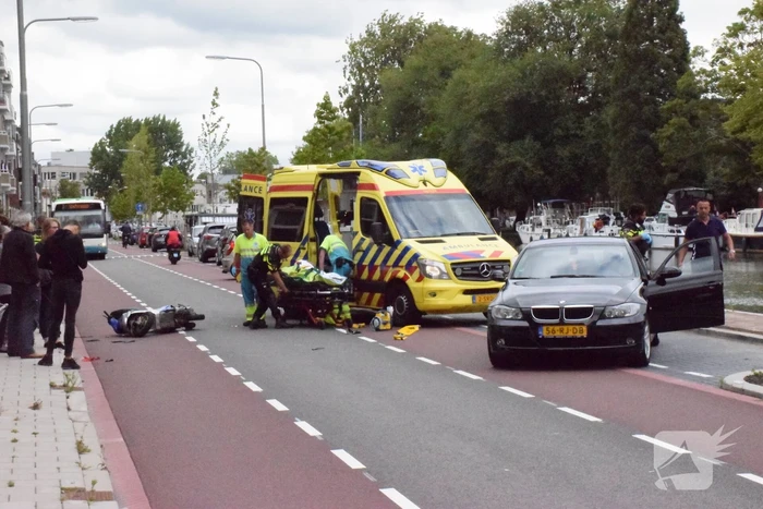 Scooterrijder gewond na aanrijding met auto