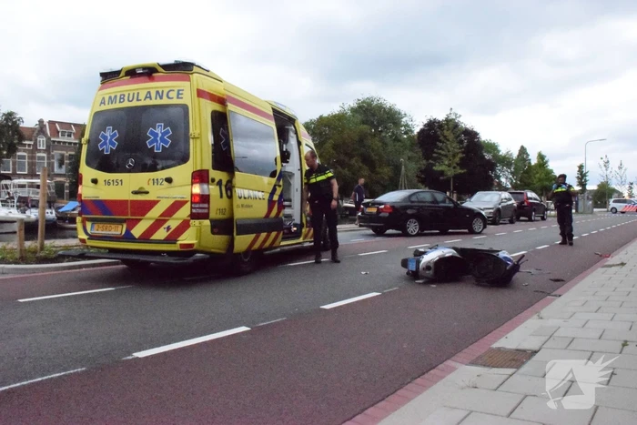 Scooterrijder gewond na aanrijding met auto