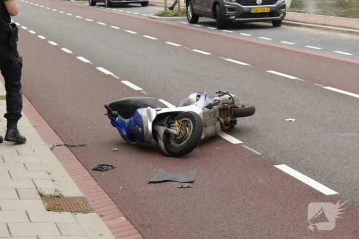 Scooterrijder gewond na aanrijding met auto