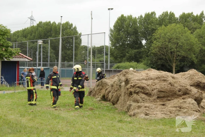 Brandweer blust smeulende hooibalen