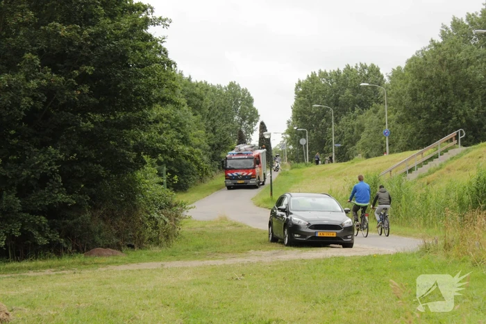 Brandweer blust smeulende hooibalen